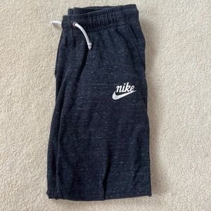 Nike Low Waisted Full Length joggers🤍🖤